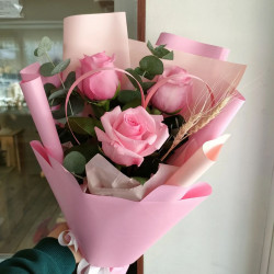 3 розовые розы с эвкалиптом